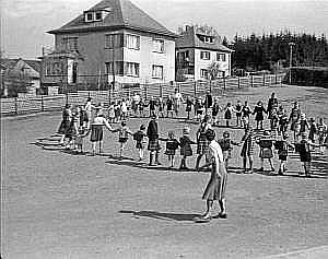 1950_55_schulhof an klocken kapelle_n_01